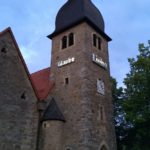 Kirchturm St. Josef mit Installation Kunst am Rand 2020