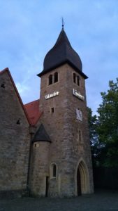 Kirchturm St. Josef mit Installation Kunst am Rand 2020