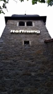 Kirchturm St. Josef mit Installation "Hoffnung"