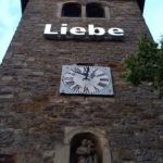 Kirchturm St. Josef mit Installation "Liebe"