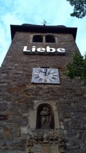 Kirchturm St. Josef mit Installation "Liebe"