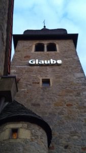 Kirchturm St. Josef mit Installation "Glaube"