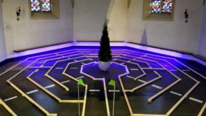 Holzlabyrinth in der Apsis der Josefskirche