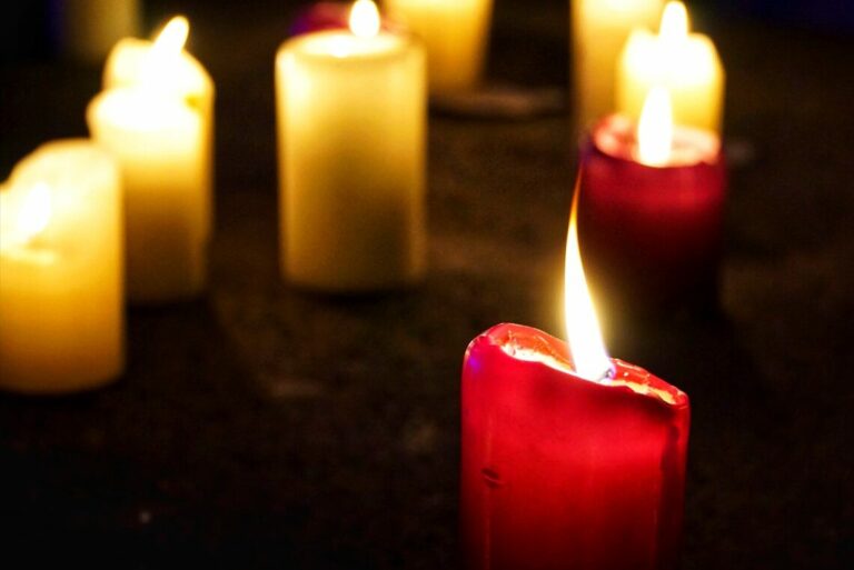 brennende Kerzen in der Dunkelheit