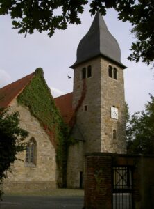 Kirche St. Josef außen Laub