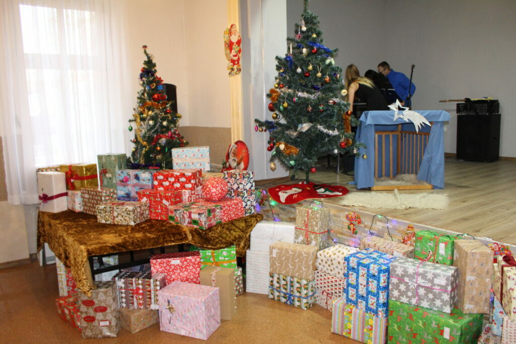 Weihnachtspakete im polnischen Kinderheim Jaksice