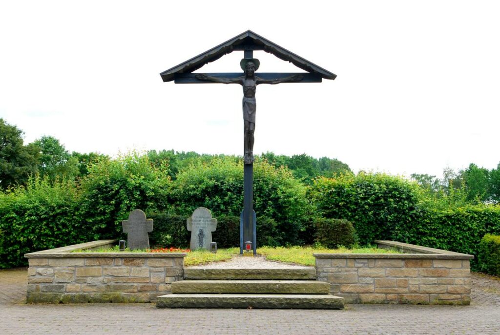 großes Kreuz auf dem Friedhof Sprakel