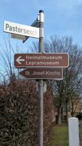 Straßenschild Heimatmuseum u. Lepramuseum