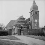 schwarz-weiß Außenaufnahme der alten Josefs-Kirche, Anbau fast fertig gestellt