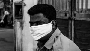 Inder mit Mund-Nase-Schutz