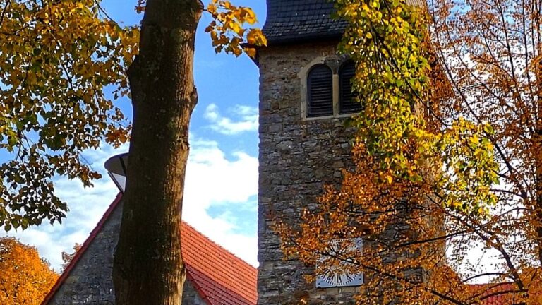 St. Josef Kirche im Herbst