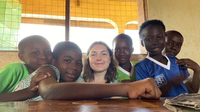 Emma aus Sassenberg mit Kindern ihrer Schule in Ghana
