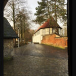 Blick aus der Kirche in die sonnenbeschienene Welt
