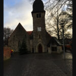 Blick zurück auf die Kirche die die Sonne dahinter verdeckt