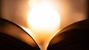 Kerze und Buch