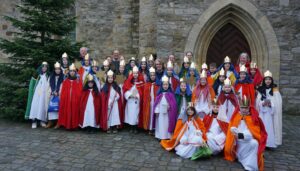 Die Sternsinger versammelt vor St. Josef