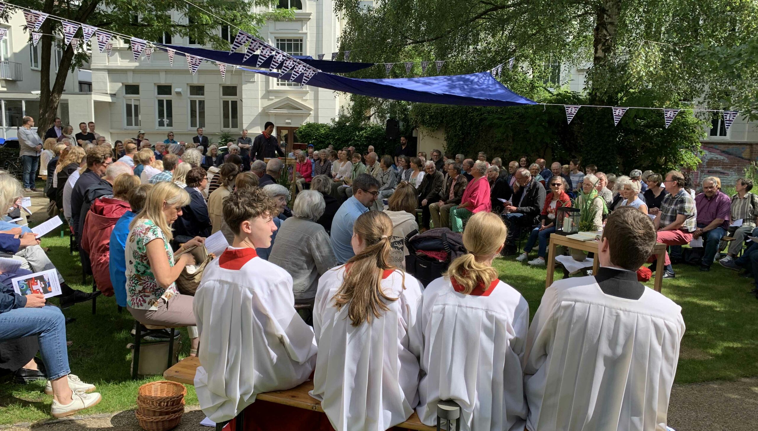 Pfarrgarten St Peter Oldenburg - Silbernes PRiesterjubiläum Jan Magunski, Foto Markus Köster