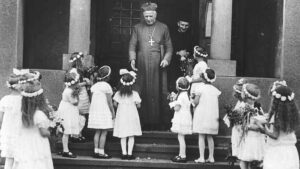 Bischof Clemens August Graf von Galen in Raesfeld 1938