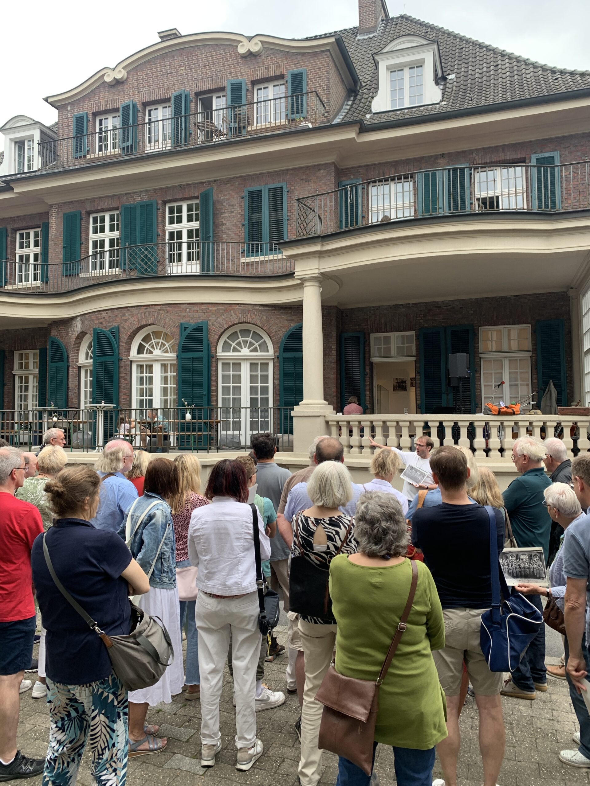 Stefan Querl bei einer Führung vor der Villa ten Hompel