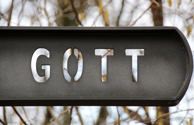 Schild mit der Aufschrift "Gott"