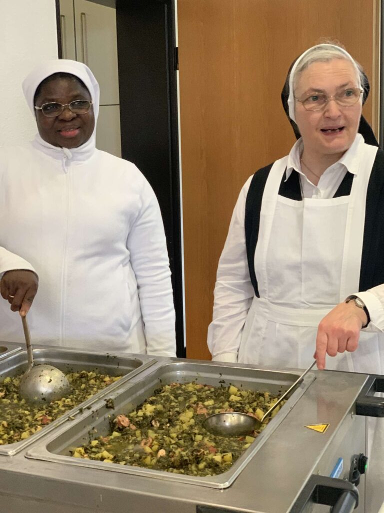 Zwei Schwestern mit Grünkohl