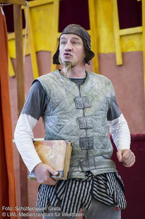 Bruder-Klaus-Schule, Brochterbeck: "Don Kidschote will Ritter werden" - Theateraufführung mit Schauspieler Christoph Bäumer zur Feier des 25-jährigen Gründungsjubiläums des Schulfreundeskreises im Oktober 2015.