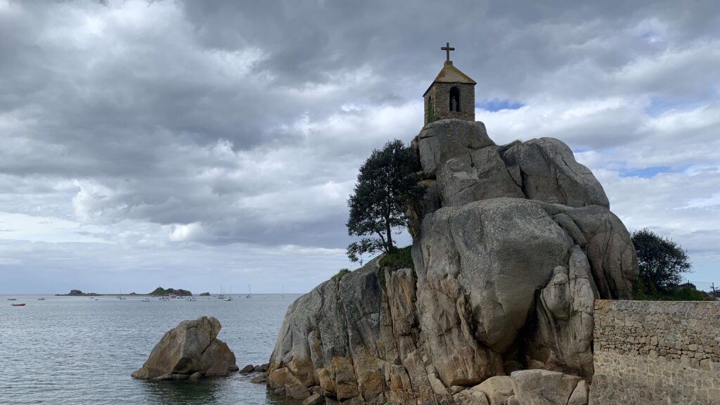 Kirche auf Felsen im Meer