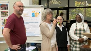 Vier Personen eröffnen den Novembertreff