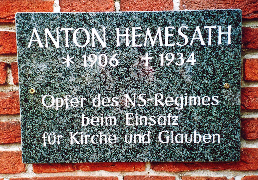 Gedenktafel für Anton Hemesath an der Friedhofskapelle von Kinderhaus