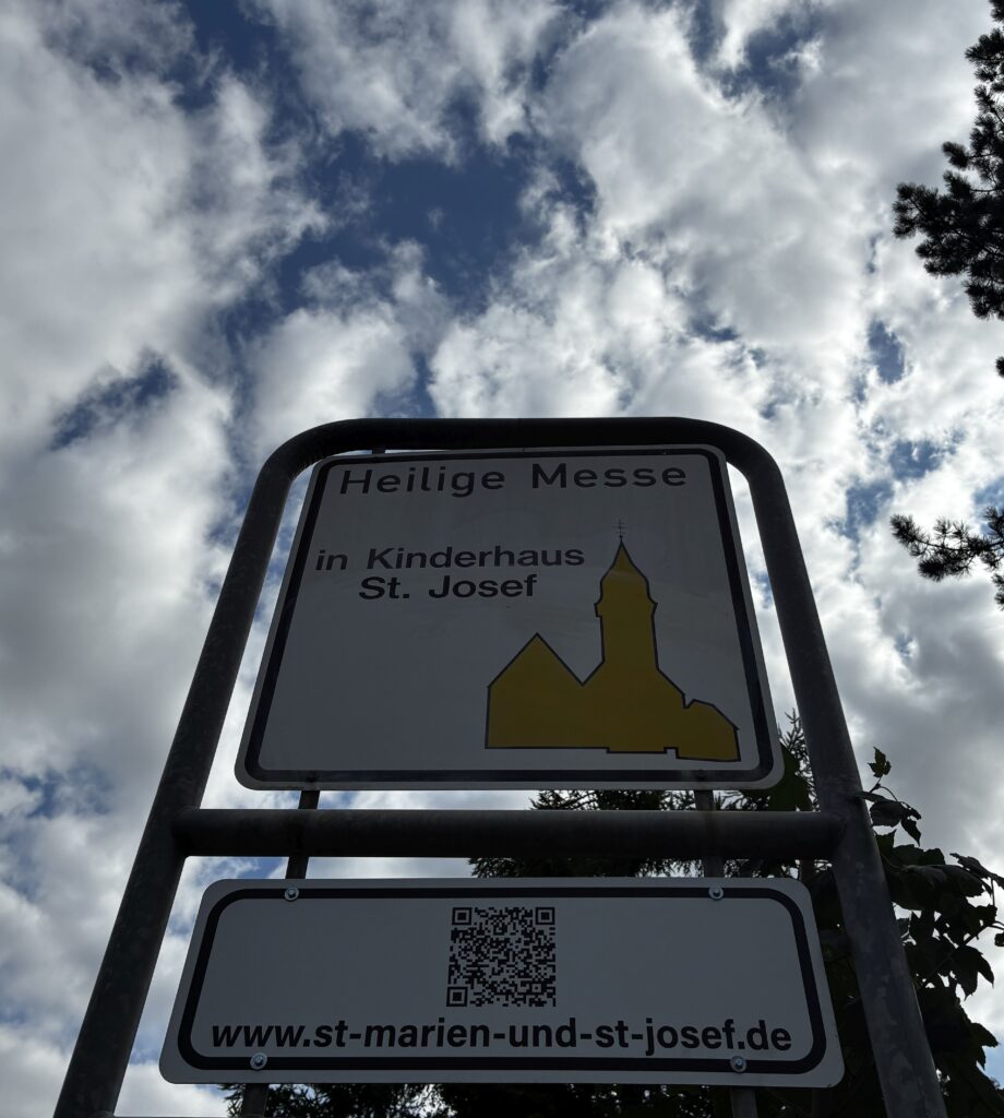 Gottesdiensttafel am Ortseingang von Kinderhaus