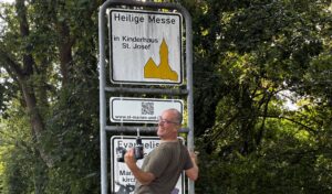 Anbringen einer Hinweistafel in Kinderhaus