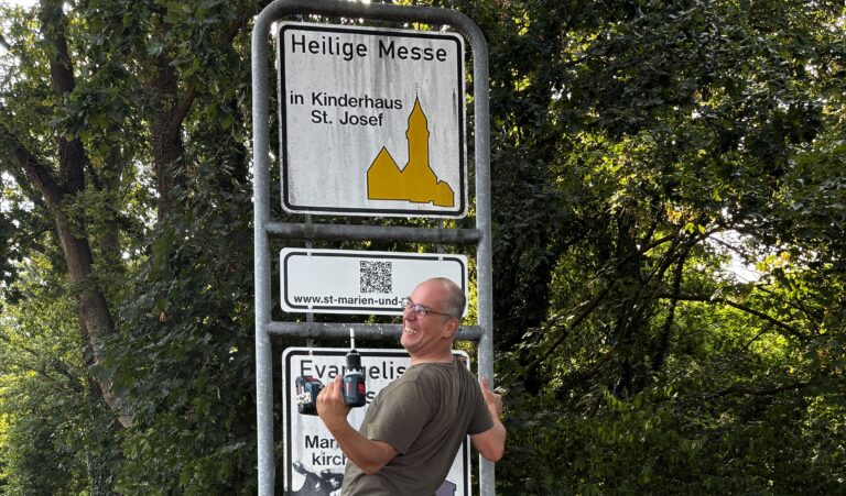 Anbringen einer Hinweistafel in Kinderhaus