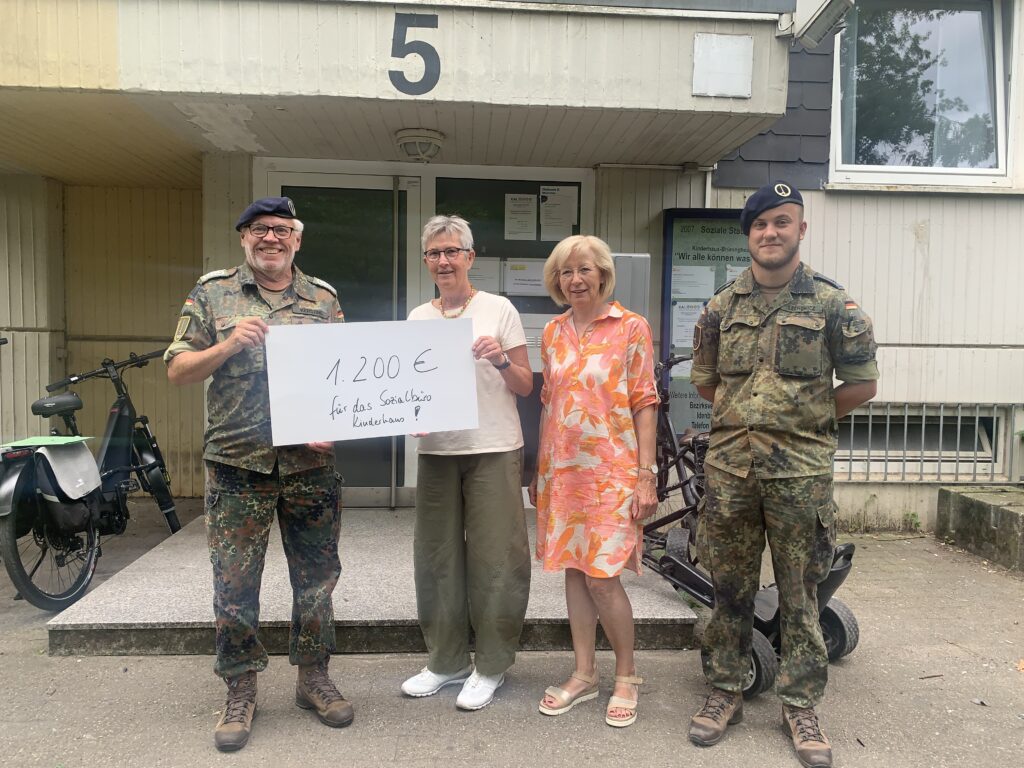 Spendenübergabe der Bundeswehr ans Sozialbüro Foto: Sozialbüro Kinderhaus