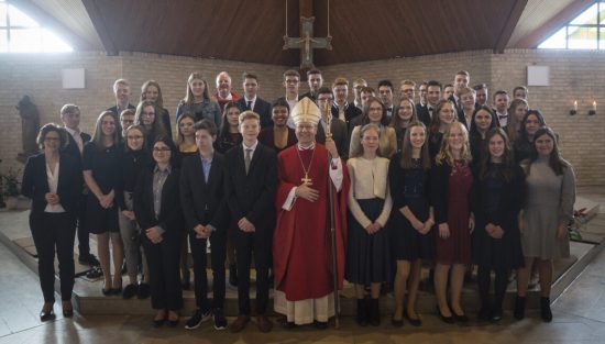 Gruppenbild Firmung mit Weihbischoff Zekorn