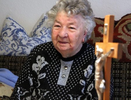 krakomm_frau_kreuz_by_peter_weidemann_pfarrbriefservice Seniorin